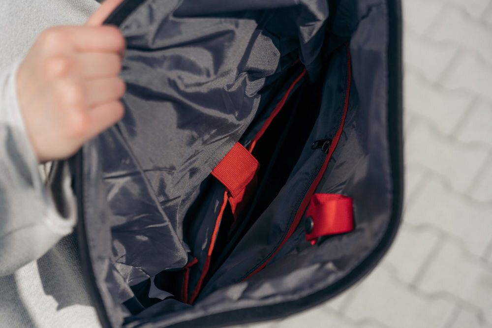 Plecak na laptopa ART BP-9367 15.6 cali prezentacja wnętrza plecaka kobieta trzymająca plecak dwie komory kieszenie organizacja przestrzeni zachowanie porządku