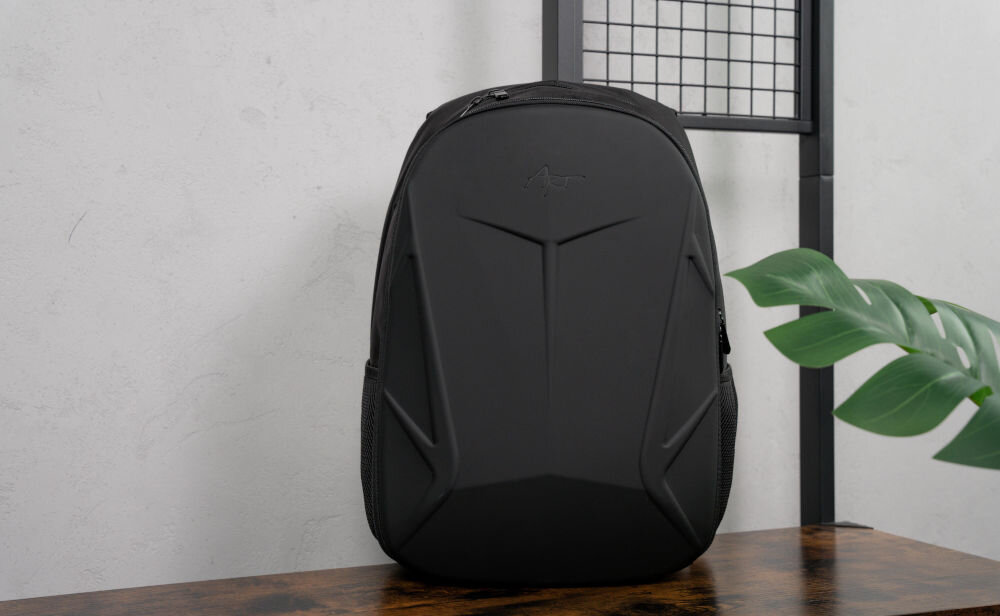 Plecak na laptopa ART BP-8948 15.6 cali prezentacja plecaka od przodu na ławce w pomieszczeniu jasna ściana obok kawałek rośliny wymiary plecaka 47 × 21,8 × 15,5 cm codzienne użytkowanie ułatwia przechowywanie wygoda