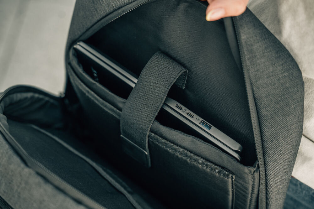 Plecak na laptopa ART BP-0362 15.6 cali prezentacja wnętrza otwartego plecaka kobieta trzymająca plecak komora na laptop rozmiar wyściełana ochrona urządzenia stabilne osadzenie sprzętu