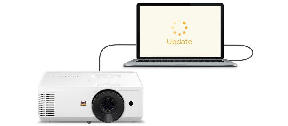 Projektor VIEWSONIC PX704HD aktualizacja oprogramowania przez USB z laptopem, proejtkro podłączony z laptopem na białym tle