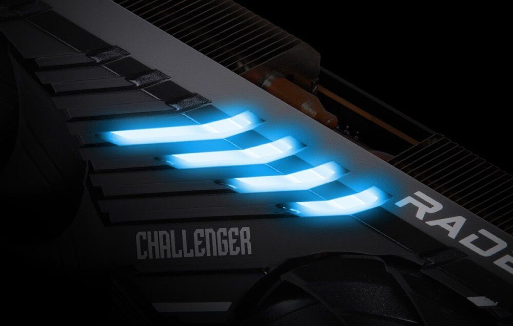 Karta graficzna ASROCK Radeon RX 7900 GRE Challenger OC 16GB Zbliżenie na niebieskie podświetlenie LED na obudowie karty graficznej z napisem 'CHALLENGER', płyta PCB, metalowy backplate, podświetlenie LED