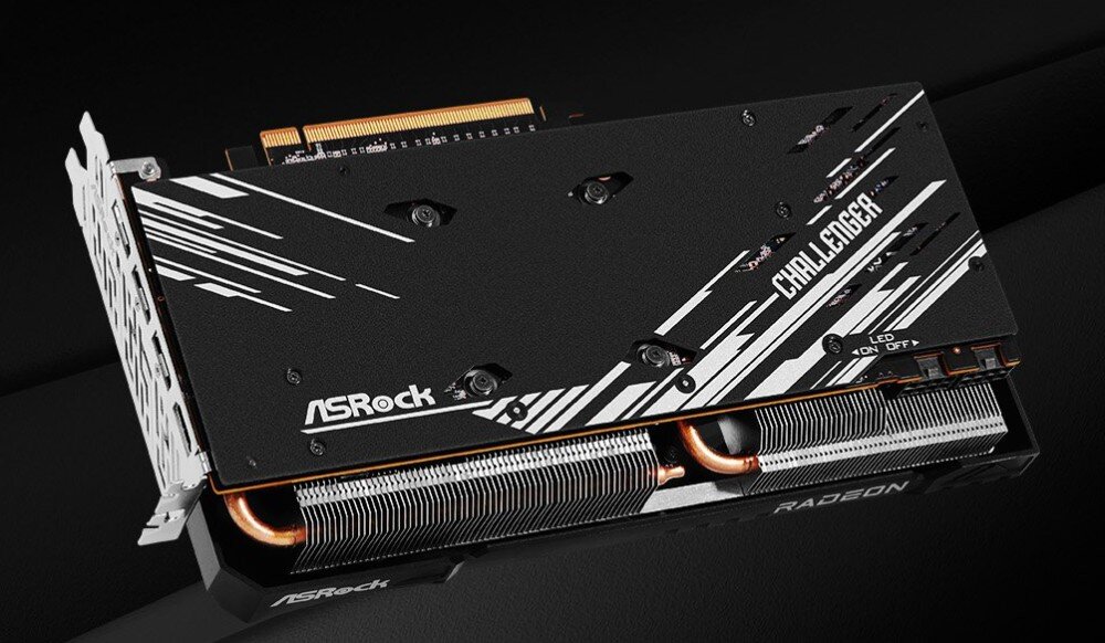 Karta graficzna ASROCK Radeon RX 7900 GRE Challenger OC 16GB Tył karty graficznej z metalowym backplate'em, rurkami cieplnymi i logo producenta, komponenty, wykonanie