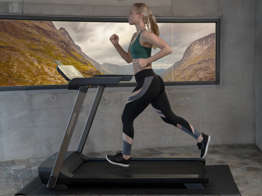 Bieżnia elektryczna HORIZON FITNESS Evolve 3.0 responsywny cyfrowy naped JOHNSON DRIVE SYSTEM kalibruje sie przy kazdym kroku lub zmianie obciazenia napedu plynny lagodny ruch podczas treningu ogranicza zuzycie energii wydluza zywotnosc elementow mechanicznych napedu moc silnika 1470 W