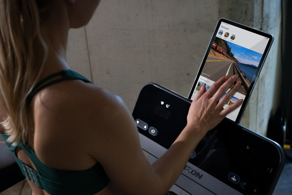 Bieżnia elektryczna HORIZON FITNESS Evolve 3.0 aplikacja mobilna ZONE sciganie w egzotycznych dalekich lokalizacjach trasy w trybie wirtualnym trening z trenerem personalnym dynamiczna muzyka specjalny stojak na telefon wlasny trening motywowany celami dostosuje sie do potrzeb