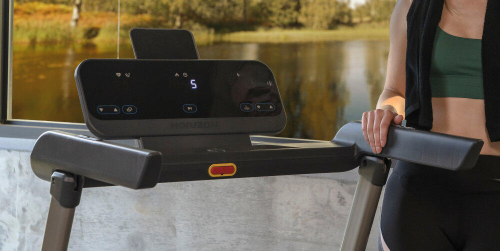 Bieżnia elektryczna HORIZON FITNESS Evolve 3.0 funkcja ENERGY SAVER MODE po 15 minutach bezczynosci wylaczy urzadzenie przelaczy w tryb oszczedzania energii rozwiazanie w stylu ECO