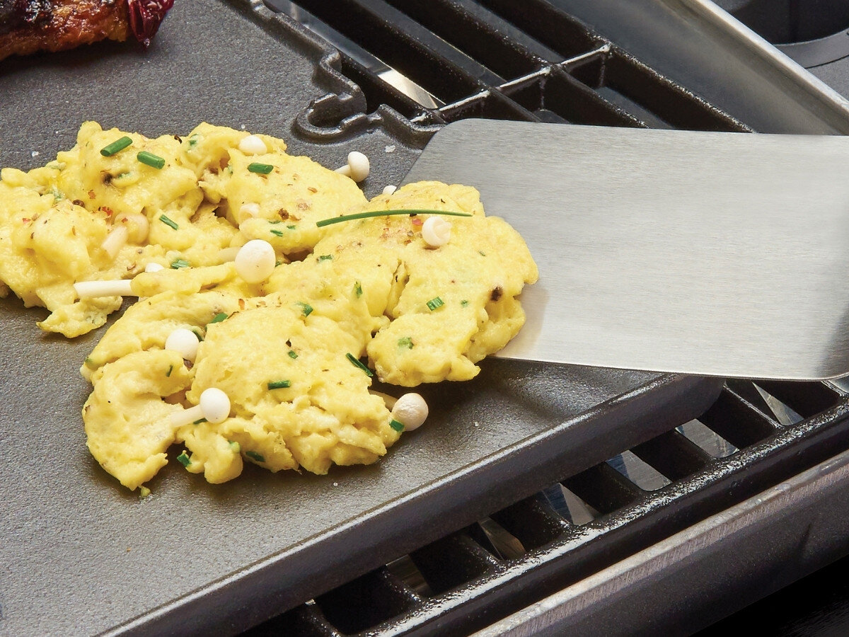 Łopatka do grilla BROIL KING Baron 64031, łopatka, nabieranie, potrawy, grill, łopatka obraca jajecznicą robioną na płycie grilla