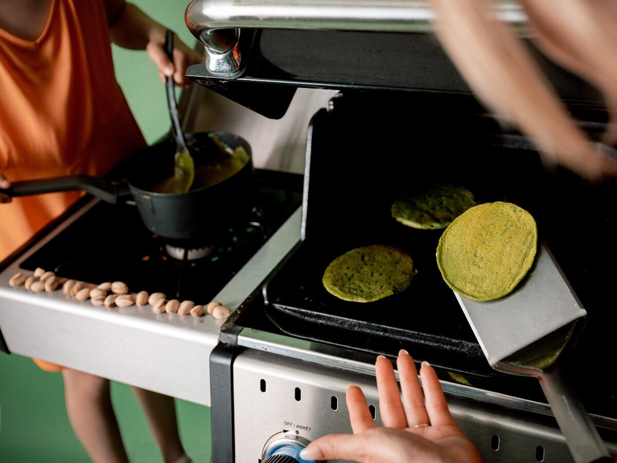 Łopatka do grilla BROIL KING Baron 64031, rękojeść, silikon, ergonomia, chwyt, łopatka obraca kotletem na ruszcie grilla