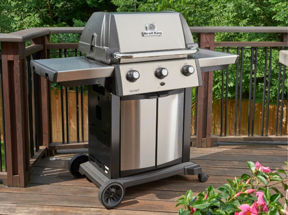 Grill gazowy BROIL KING Signet™ 320 11.4 kW 65 x 38 + 60 x 26 cm drewniany taras grill na tarasie rośliny grillowanie czas wolny smak aromat