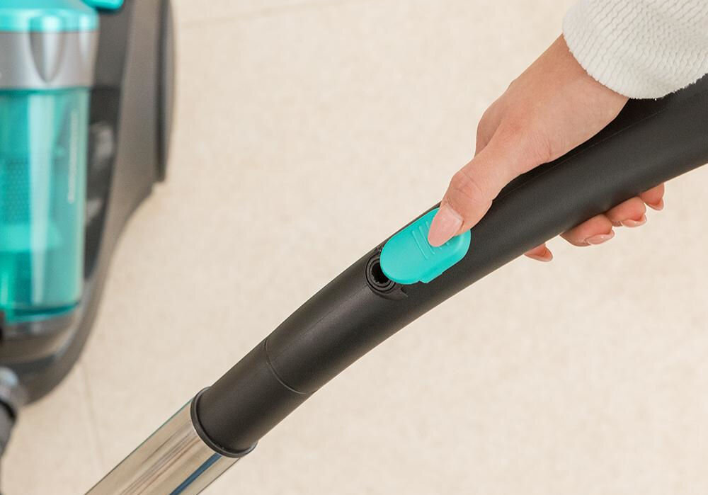 Odkurzacz CECOTEC Conga Rockstar Multicyclonic Compact lekka poręcxzna konstrukcja 4,7 kg maksymlany komfort metalowa rura teleskopowa automatyczny zwijacz kabla lekkość urządzenia swobodne przenoszenie do codziennego użycia w domu