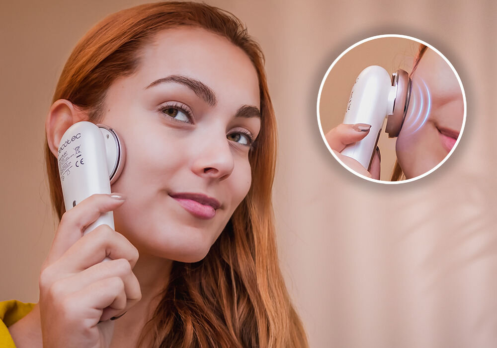 Masażer CECOTEC Bamba FaceCare LightSonic technologia wibracji dźwiękowych działanie na powierzchni skóry i w głębszych warstwach stymulacja tkanek ujędrnienie tonizacja skóry bardziej elastyczna i napięta skóra poprawa konturów twarzy redukcja drobnych linii i zmarszczek