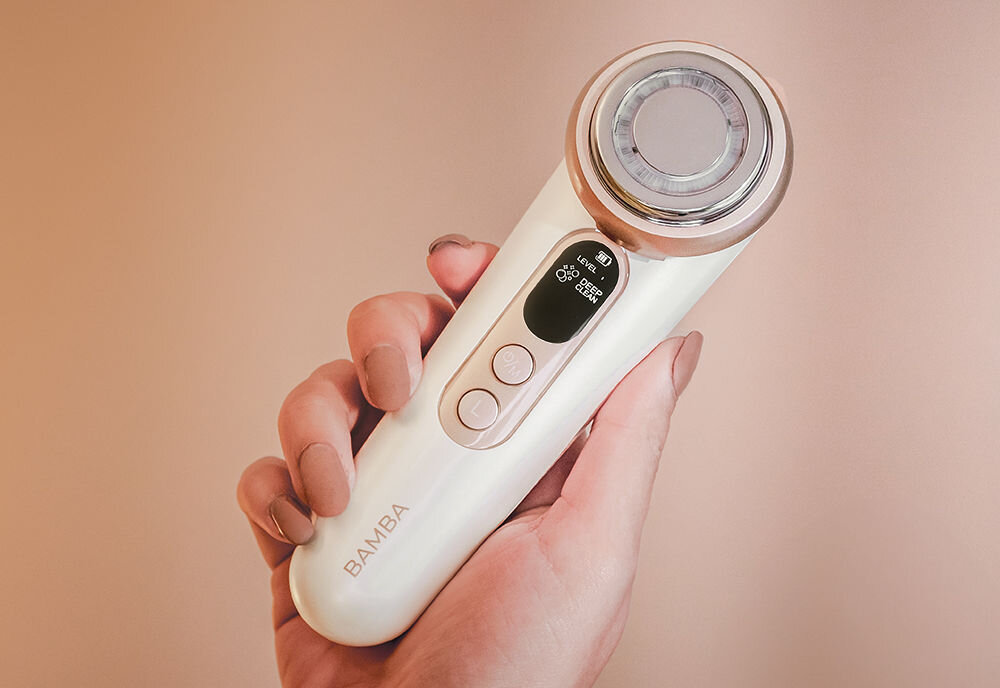 Masażer CECOTEC Bamba FaceCare LightSonic czytelny wyświetlacz LCD odpowiednie ustawienia kontrolowanie trybu pracy poziomu intensywności oraz czasu działania urządzenia intuicyjna obsługa prosta przyjemna pielęgnacja