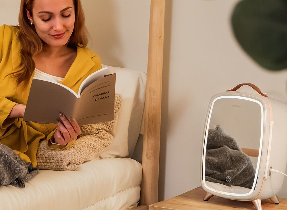 Lodówka kosmetyczna CECOTEC Bamba CoolingBeauty 6000 Mirror Różowy wbudowane oswietlenie LED trzy poziomy intensywności doskonale oświetlone wnętrze ulubione produkty oświetlenie dodanie elegancji praktyczne narzędzie stylowy dodatek