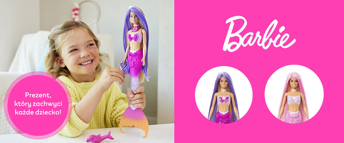 Dziecko bawiące się lalką Barbie, obok widoczne jest logo 'Barbie' z dwoma grafikami lalek.