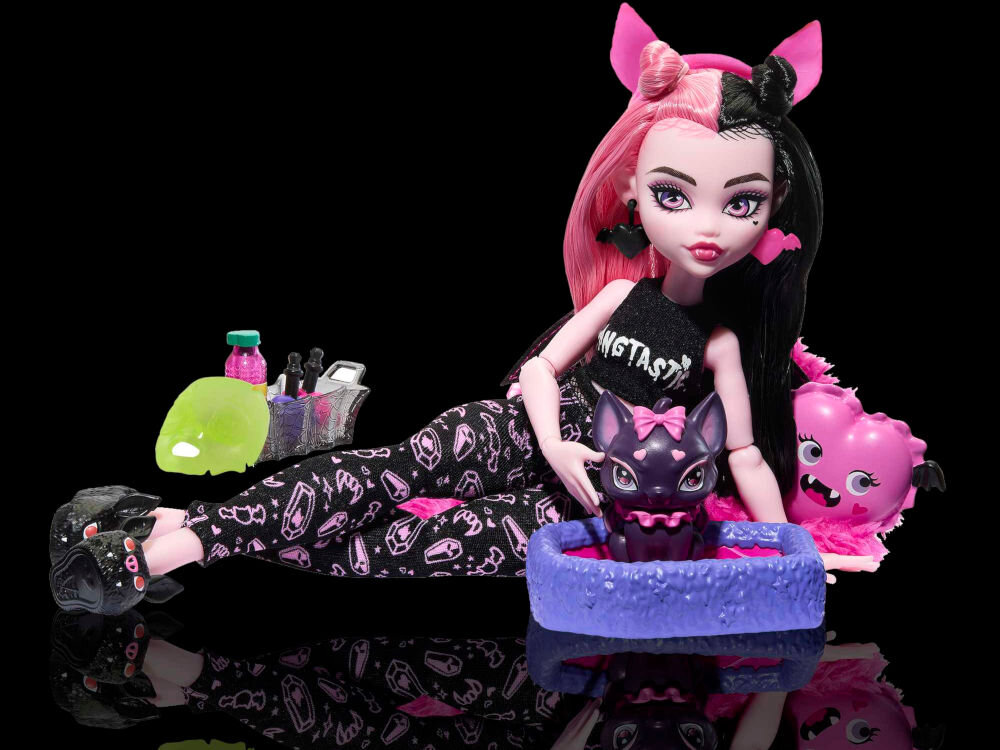 Lalka MONSTER HIGH Piżama Party Draculaura HKY66 lalka punkty zgiecia