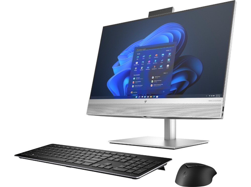 Komputer HP EliteOne 840 G9 Komputer typu All-in-One z systemem Windows, widok z innej perspektywy, z klawiaturą i myszką na pierwszym planie