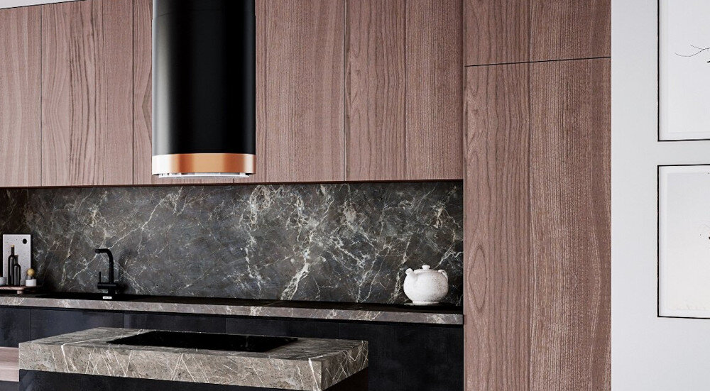 Okap GLOBALO Heweno Isola 39.2 Czarny miedziany mat Zdjęcie przedstawia tę samą kuchnię z innej perspektywy, ukazując efektowny okap kuchenny zawieszony nad płytą indukcyjną na wyspie kuchennej. W tle widać duże okna z panoramicznym widokiem na miasto salon połączony z kuchnią, co podkreśla przestronność i styl wnętrza wyciąg pochłaniacz wentylacja oczyszczanie powietrza obieg zamknięty elegancki design