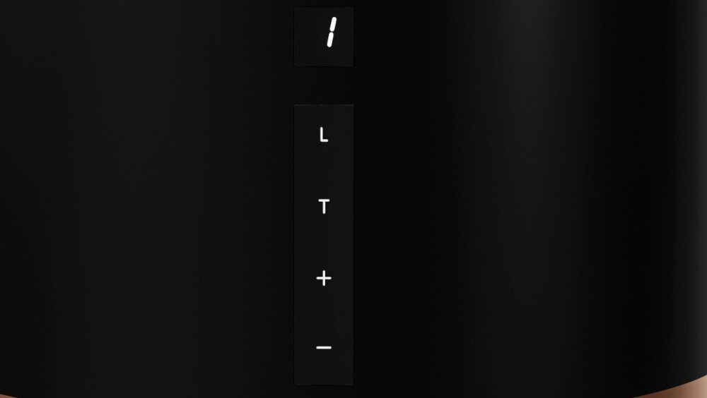 Okap GLOBALO Heweno Isola 39.2 Czarny miedziany mat Zdjęcie ukazuje zbliżenie na centralny panel sterowania okapu kuchennego GLOBALO. Widać dotykowe przyciski: L (oświetlenie), T (timer), + i − (zmiana poziomów mocy), co podkreśla styl i intuicyjność obsługi urządzenia oraz minimalistyczny charakter designu sterowanie elektroniczne panel przedni łatwa obsługa intuicyjny panel szybka regulacja mocy wygodna obsługa okap sterowanie proste sterowanie kuchnia