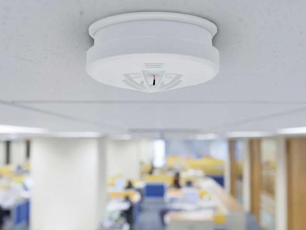 EMOS THS916A - czujnik zawieszony na suficie w biurze