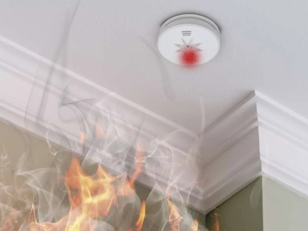 EMOS THS916A EMOS THS916A alarm optyczny i dźwiękowy rozpoznać obecność dymu lub ognia - czujnik na suficie w narożniku, widoczny dym, ogień i załączony alarm