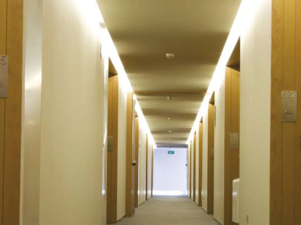 EMOS GS558 optyczny i akustyczny alarm dioda LED - czujnik zamontowany na suficie w korytarzu