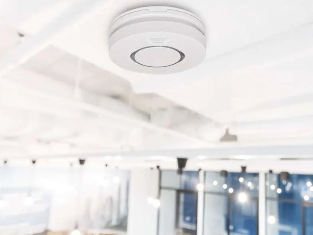 EMOS TSS890B-HI - czujnik zawieszony na suficie w biurze