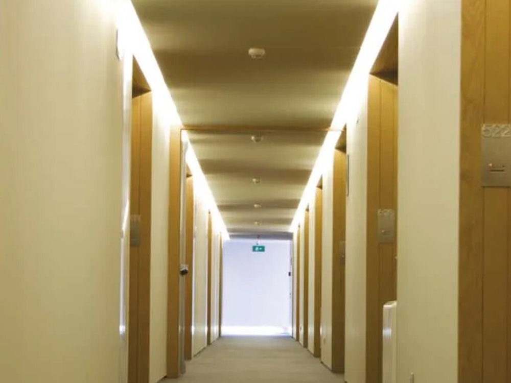 EMOS TSS890B-HI EMOS TSS890B-HI domów, biur i obiektów przemysłowych przewodowym połączeniom 40 urządzeń alarm o poziomie głośności 85 dB - czujniki umieszczone na suficie korytarza w hotelu