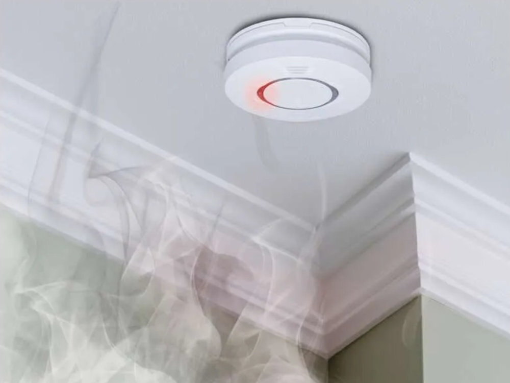 EMOS TSS890B-HI EMOS TSS890B-HI alarm optyczny i dźwiękowy rozpoznać obecność dymu lub ognia przycisk HUSH wyciszenie urządzenia - czujnik na suficie w narożniku, widoczny dym i załączony alarm