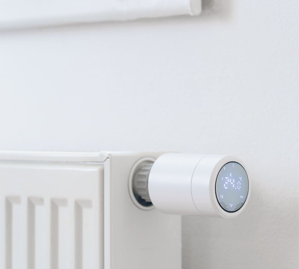 Głowica termostatyczna EMOS GoSmart P5630S, smart timer, kalibracja, kontrola, pomiary, głowica zamontowana do kaloryfera w pokoju dziennym