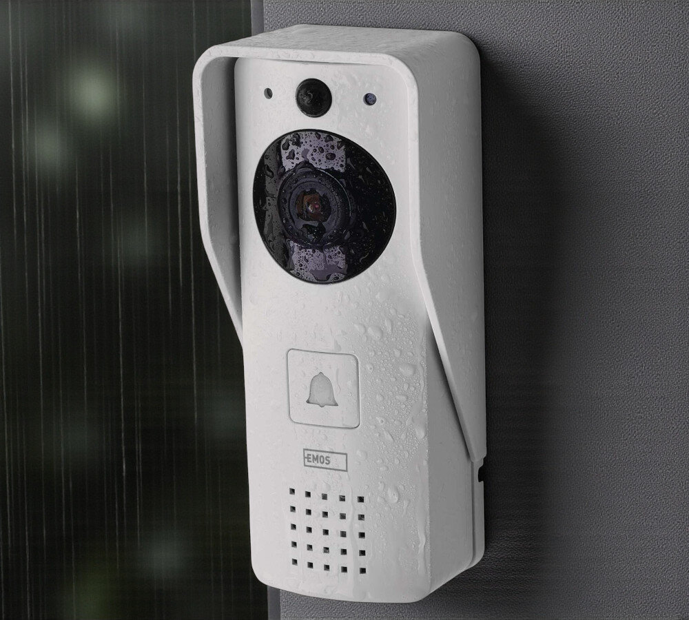 Wideodomofon EMOS GoSmart IP-09D H4030 Bezprzewodowy Wi-Fi, ochrona, alarm, pogoda, zabezpieczenie, Wideodomofon EMOS z kroplami wody, zamontowany na ścianie zewnętrznej w deszczu.