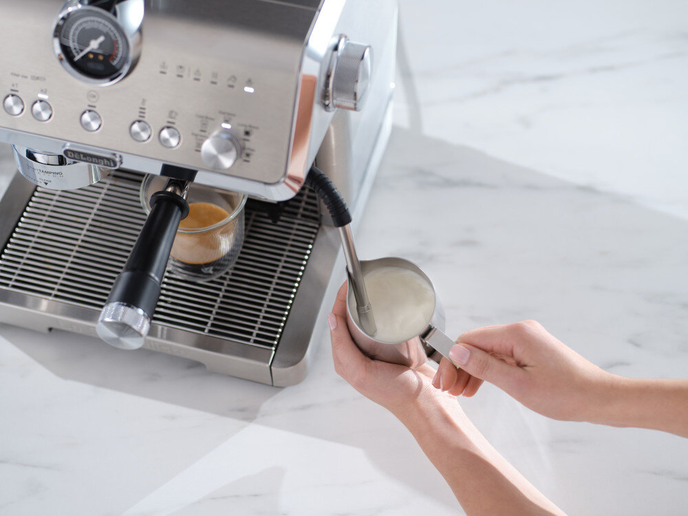 Ekspres DELONGHI La Specialista Opera EC9555.M (Cold Brew) Mleczna etiuda System MyLatte Art mleczna kawa pianka Profesjonalna dysza spieniająca