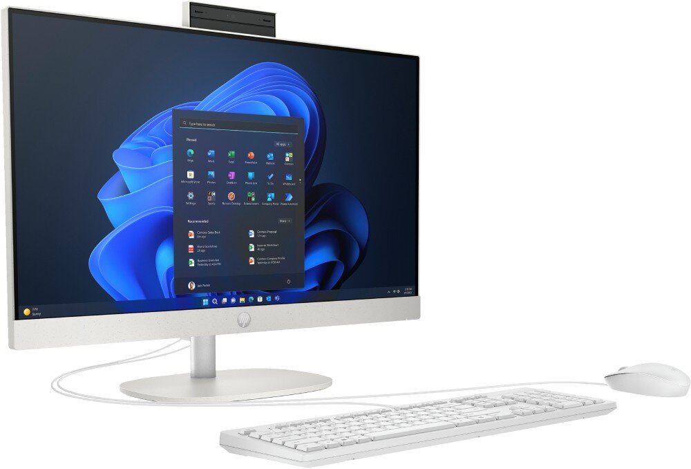 Komputer HP ProOne 240 G10 Komputer typu all-in-one w lekkim skosie z lewej strony. Na ekranie wyświetlone menu start systemu Windows. Klawiatura i mysz w tym samym kolorze co monitor, dysk, pojemność