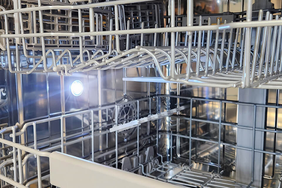 Dwie szuflady widoczne wewnątrz zmywarki oświetlone dzięki opcji TubLight 