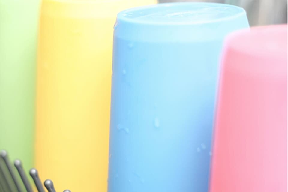 Plastik Kolorowe kubeczki w różnych kolorach