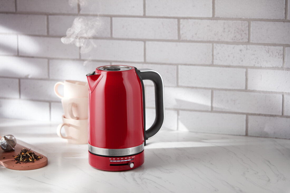 Czajnik KITCHENAID 5KEK1701EER Czerwony Styl wytrzymałość kolorystyka linie klimat vintage retro styl wykonanie podstawka 360° schowek kabel długość