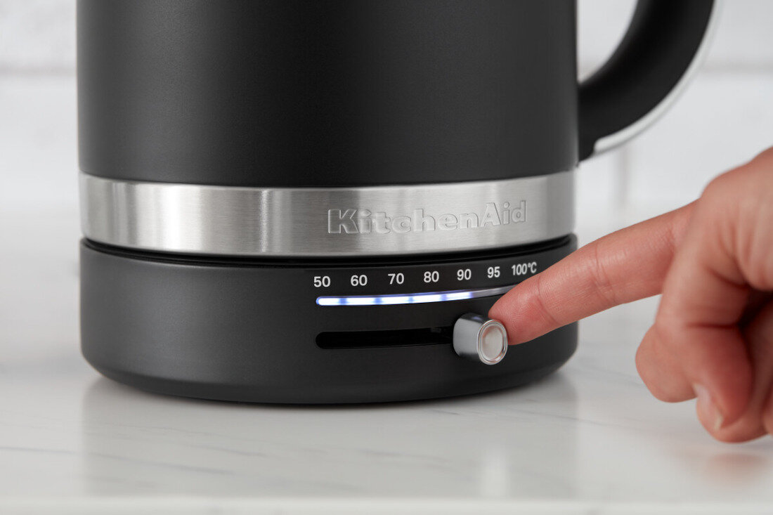 Czajnik KITCHENAID 5KEK1701EPT Pistacjowy regulacja temperatura woda zakres ustawienia suwa kontrolki LED