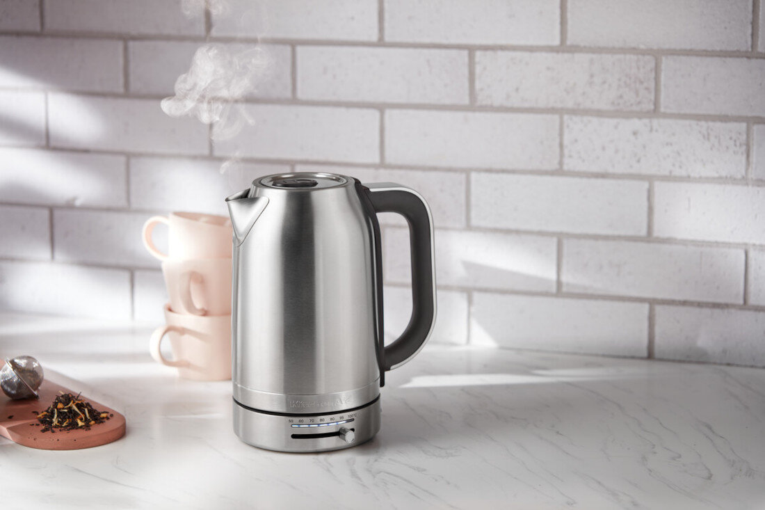 Czajnik KITCHENAID 5KEK1701ESX Inox Styl wytrzymałość kolorystyka linie klimat vintage retro styl wykonanie podstawka 360° schowek kabel długość