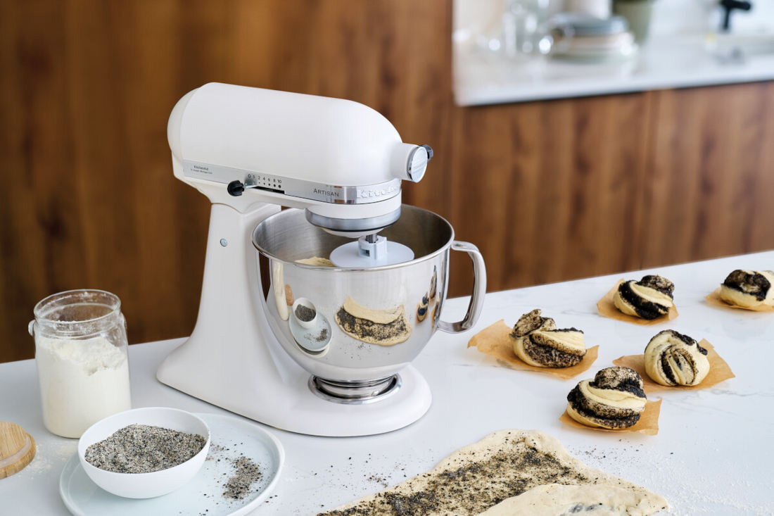 Robot kuchenny planetarny KITCHENAID Artisan 5KSM125EIB granatowy 300W kształt kolor kolorystyka wykonanie wysoka jakość ciekawy design klimat vintage wymiary antypoślizgowe gumowe nóżki