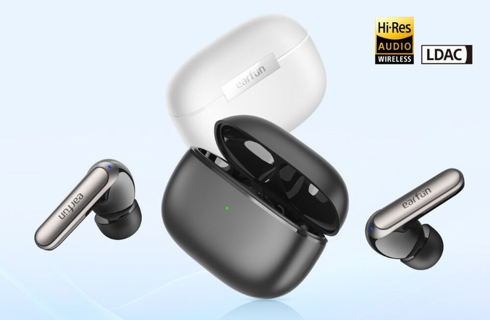 Słuchawki dokanałowe EARFUN Air 2 NC elastyczna redukcja hałasu ANC do 45 dB bezprzewodowe Bluetooth, słuchawki z etui ładującym na błękitnym tle