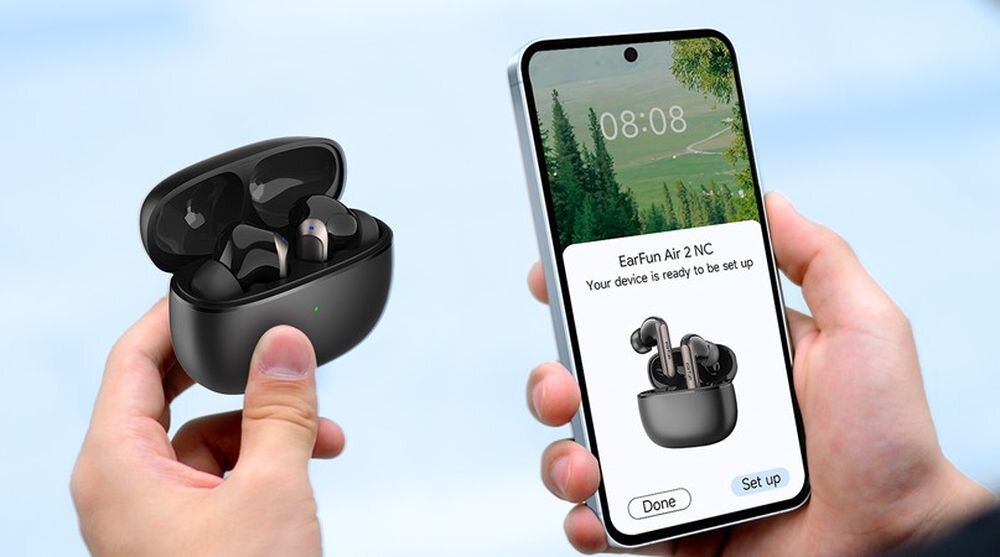 Słuchawki dokanałowe EARFUN Air 2 NC Google Fast Pair szybkie parowanie Android Bluetooth, osoba trzymająca słuchawki z etui ładującym oraz smartfon