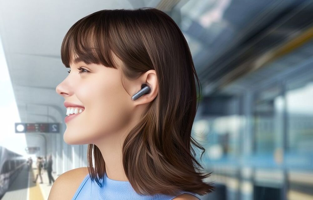 Słuchawki dokanałowe EARFUN Air 2 NC 6 mikrofonów AI redukcja szumów wyraźne rozmowy telefoniczne, osoba z założonymi słuchawkami