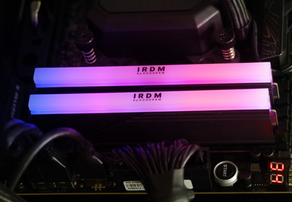 Pamięć RAM GOODRAM IRDM RGB Dwa moduły pamięci zamontowane poziomo na płycie głównej, podświetlone delikatnym różowo-fioletowym światłem