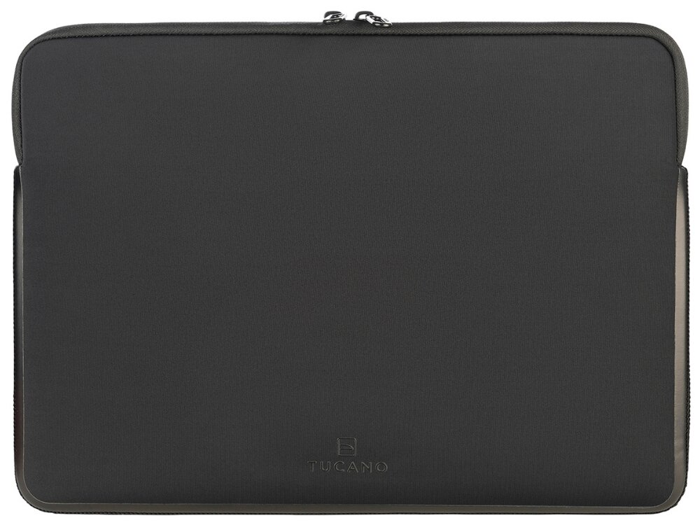 Czarne etui na laptopa z widocznym logo \'TUCANO\' na dole. Etui ma prostokątny kształt i zamknięcie na zamek błyskawiczny u góry.