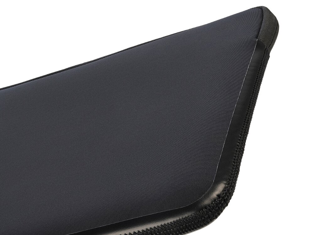 Czarne etui na laptopa z widocznym zamkiem błyskawicznym i gładką powierzchnią materiału.