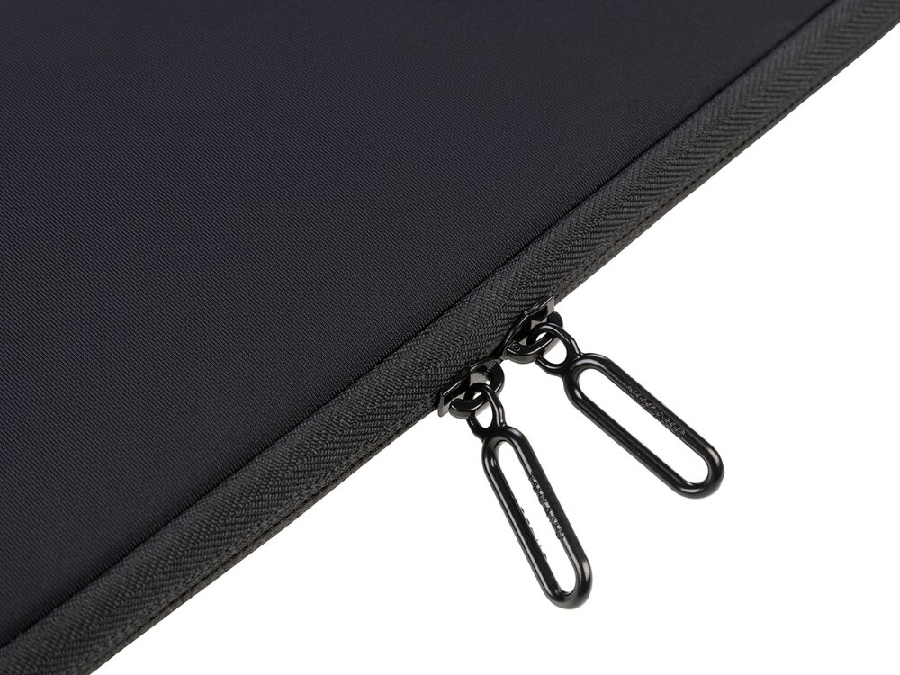 Czarne etui na laptopa z dwoma czarnymi suwakami. Materiał ma delikatny wzór w jodełkę na krawędzi.