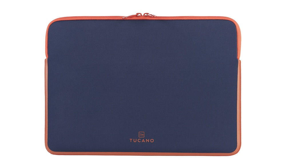Niebieskie etui na laptopa z pomarańczowymi krawędziami i zamkiem błyskawicznym. Na środku widoczne jest logo \'TUCANO\'.
