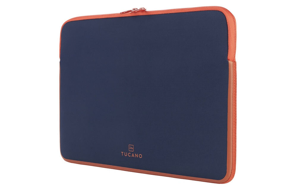Niebieskie etui na laptopa z pomarańczowym zamkiem błyskawicznym i logo \'TUCANO\' na dole. Etui ma prostokątny kształt i jest przeznaczone na MacBook Air 15 cali.