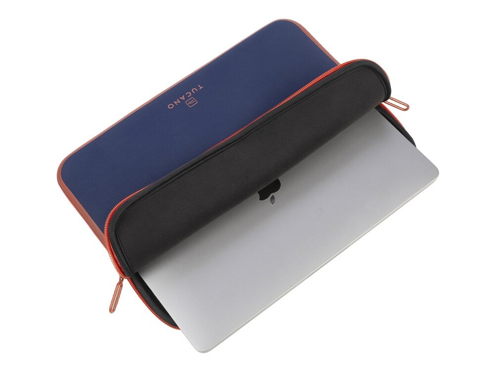 Na obrazie widoczne jest niebieskie etui na laptopa z czerwonym zamkiem błyskawicznym, częściowo otwarte, z widocznym srebrnym laptopem w środku. Na etui znajduje się logo \'TUCANO\'.