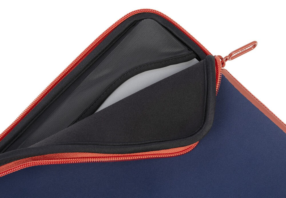 Etui na laptopa w kolorze niebieskim z czerwonym zamkiem błyskawicznym, częściowo otwarte, ukazujące wnętrze z czarną wyściółką.