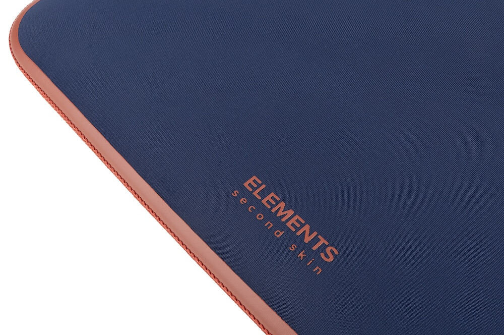 Niebieskie etui na laptopa z brązowym obszyciem, z widocznym napisem \'ELEMENTS second skin\'.