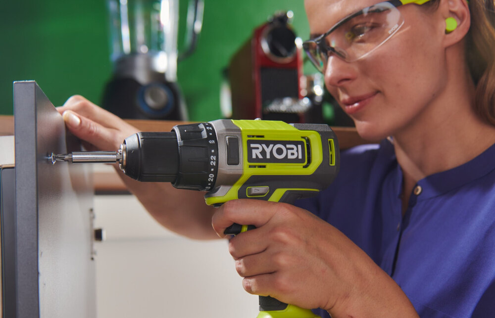 Wiertarko-wkrętarka RYOBI RDD18-220SA59L zasilanie akumulatorem Li-Ion 18 V seria ONE+ jeden akumulator do wielunarzedzi w zestawie 2 akumulatory Li-Ion pojemnosc 2,0 Ah kazdy czas ladownaia okolo 80 minut napiecie 18 V ladowarka wysoka moc wydajnosc